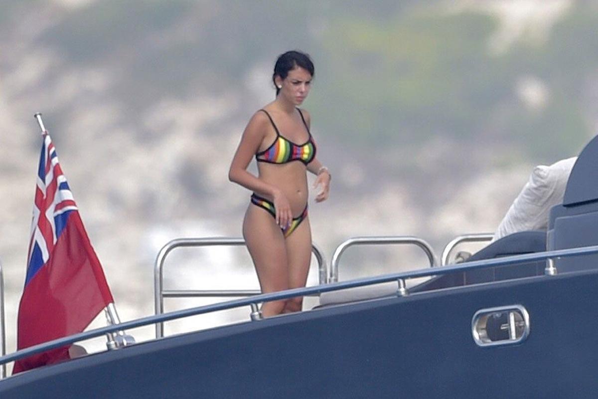 Georgina Rodríguez con bikini de rayas