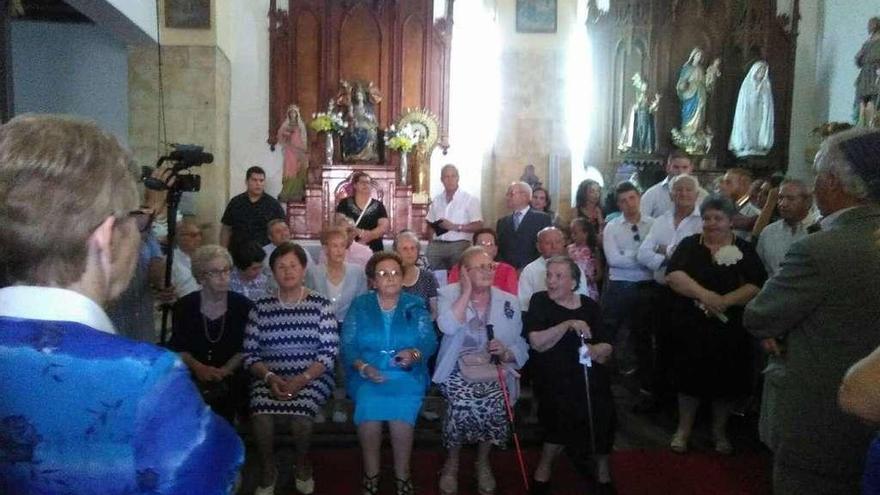 Los 16 mayores homenajeados en Pontejos, junto a parientes y vecinos.