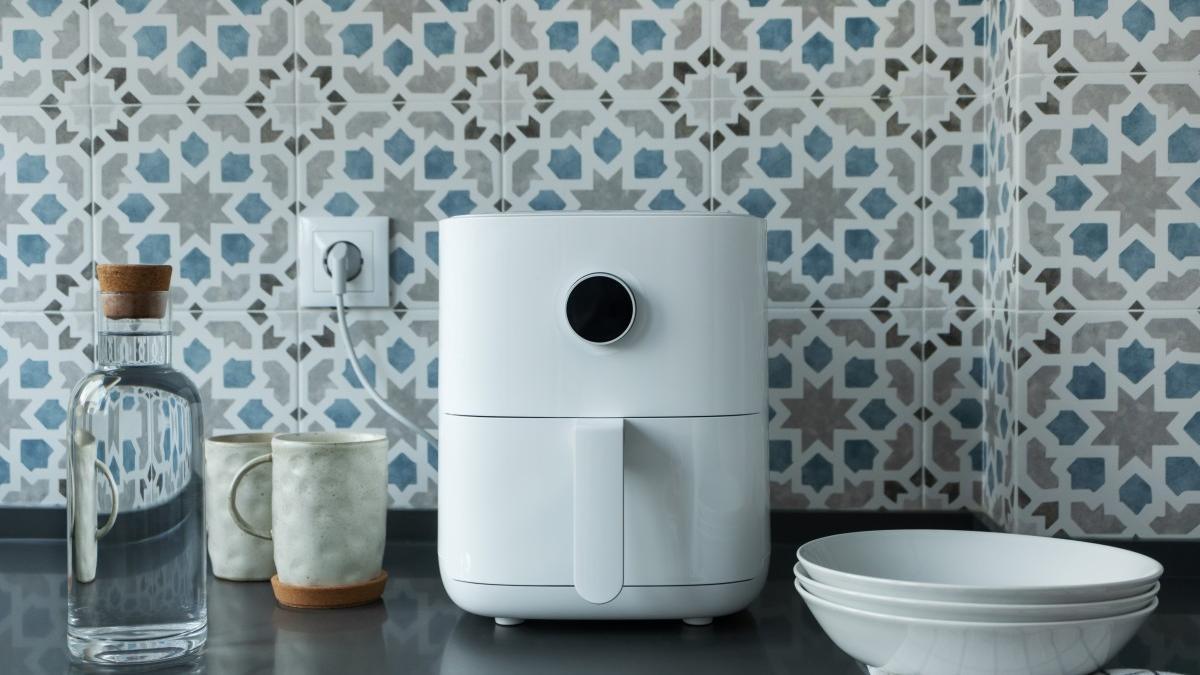 El truco viral para limpiar el interior de la freidora de aire sin estropearla.