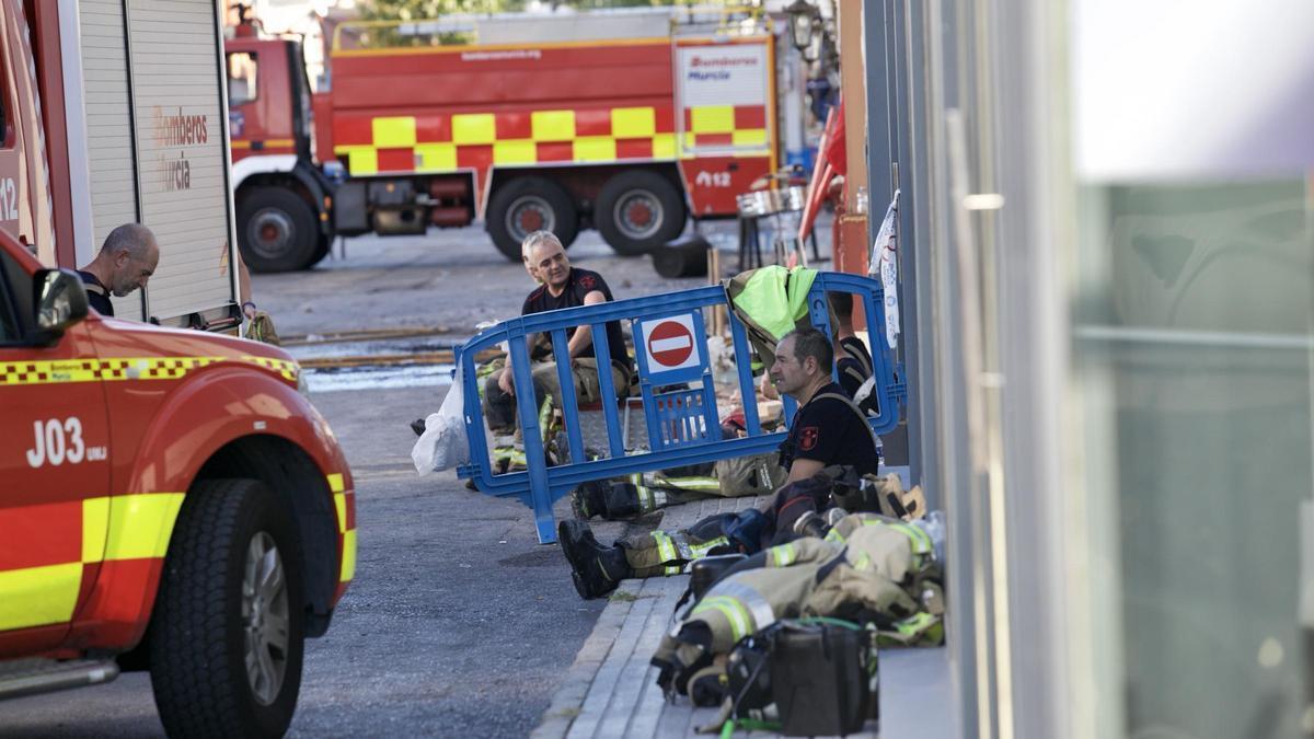 Las imágenes de la zona de ocio de Atalayas tras el incendio en dos discotecas.