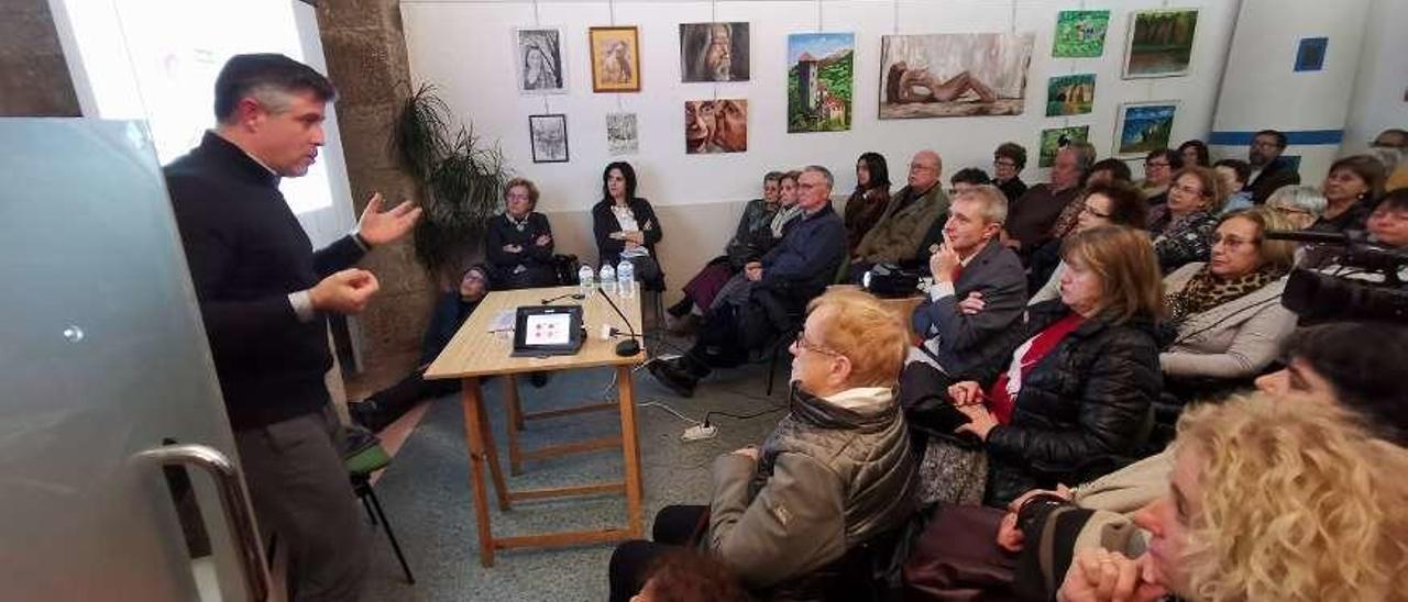 Lleno total por los problemas gástricos. No cabía un alfiler en la charla celebrada ayer por la tarde en la Casa da Bola, sede de Adicam, impartida por varios especialistas en gastritis, esófago de Barret y reflujo gastroesofágico. Los doctores David Martínez, Lucas García-Mayor y María Fernández se encargaron de explicar el problema y acercar soluciones a las personas interesadas. Santos Álvarez