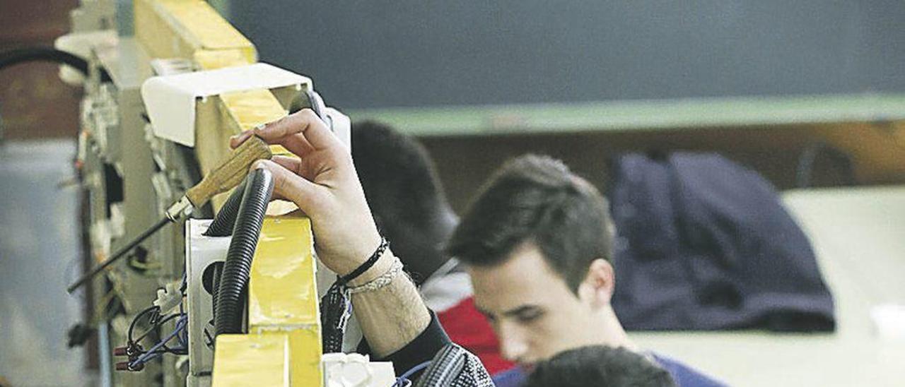 Varios estudiantes de Formación Profesional durante uno de los ejercicios prácticos.