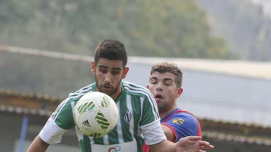 Omar controla un balón en el choque frente al Condal.