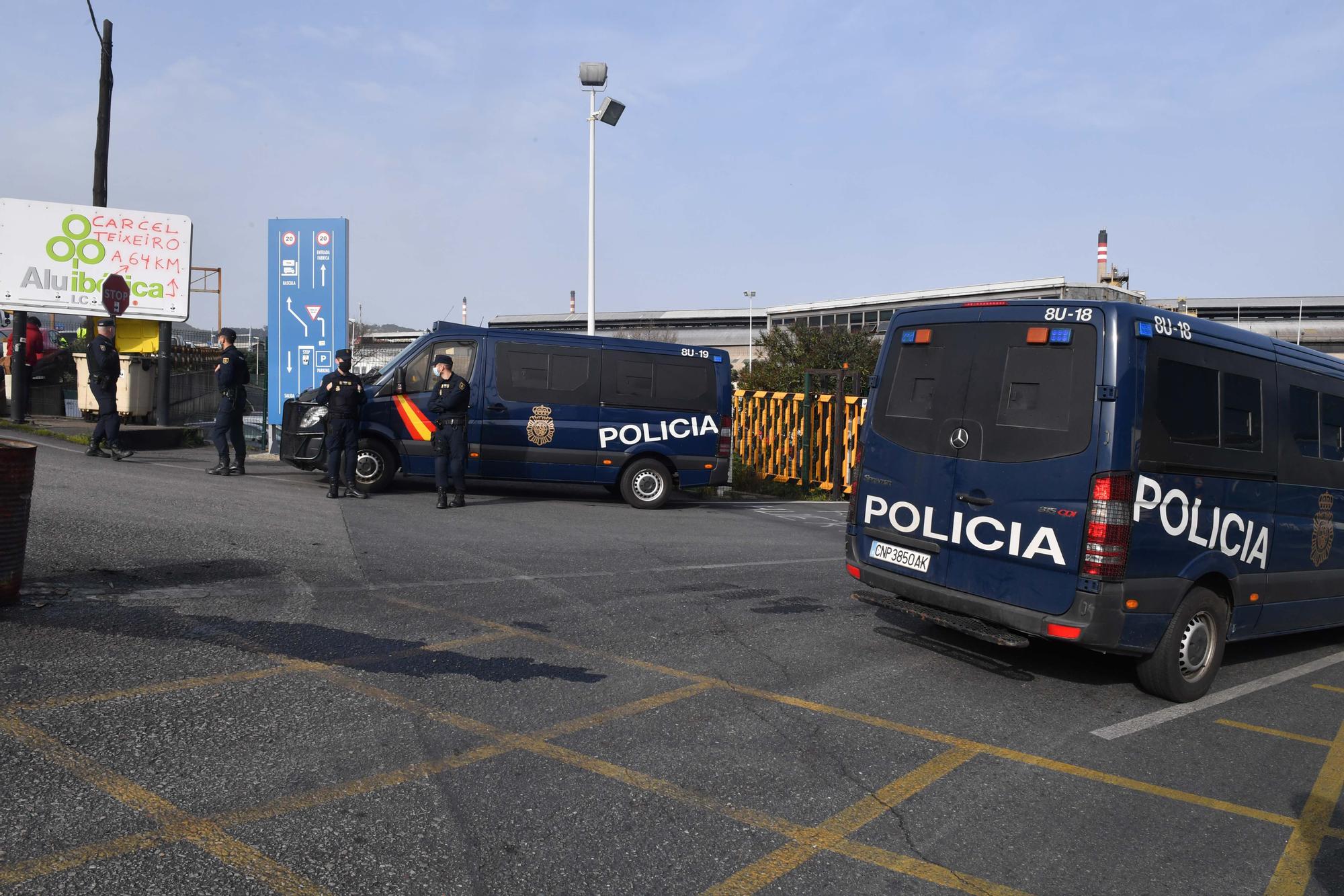 Registro policial en la fábrica de Alú Ibérica