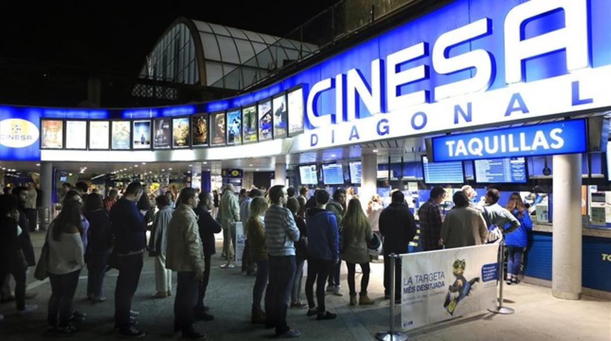 Cues davant els Cinesa de Barcelona a la Festa del Cine de tardor del 2014.