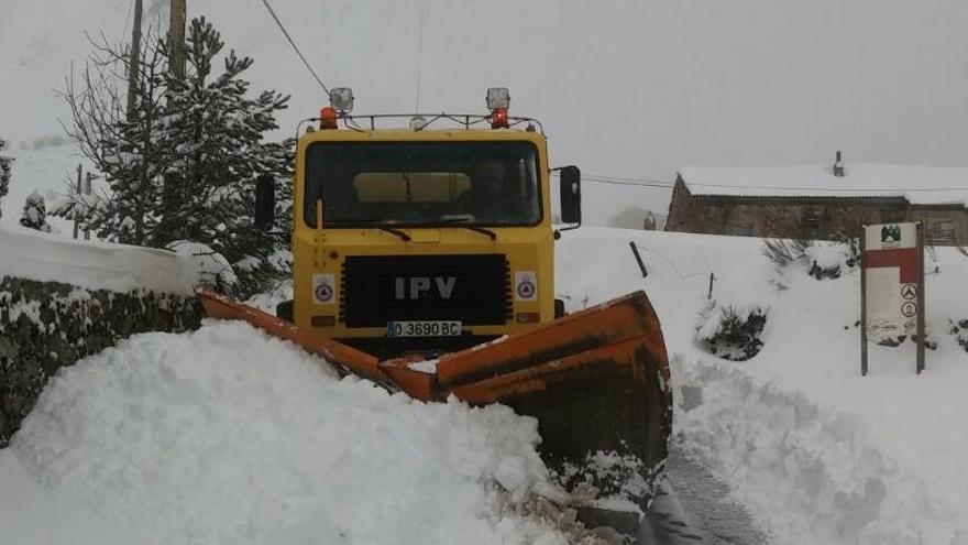 Fomento prepara 853 máquinas quitanieves para  hacer frente al temporal de nieve que tiene en riesgo a España