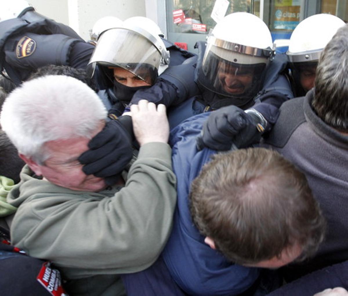 Enfrontament entre un piquet informatiu i la Policia Nacional a l’entrada de l’edifici dels Ministeris a Santander.