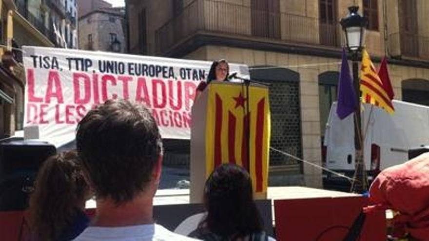 La diputada de la CUP, Isabel Vallet, a la campanya a Manresa.