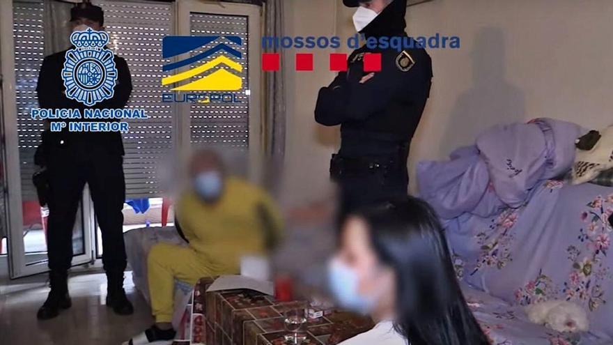 Un moment de l&#039;operatiu policial contra la xarxa de proxenetes assentada a Girona, amb un dels detinguts i una dona alliberada