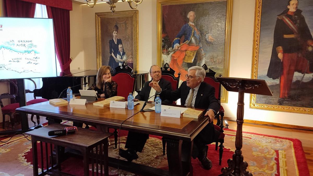 La autora durante la presentación de su obra en la Sociedad de Amigos del País en Santiago