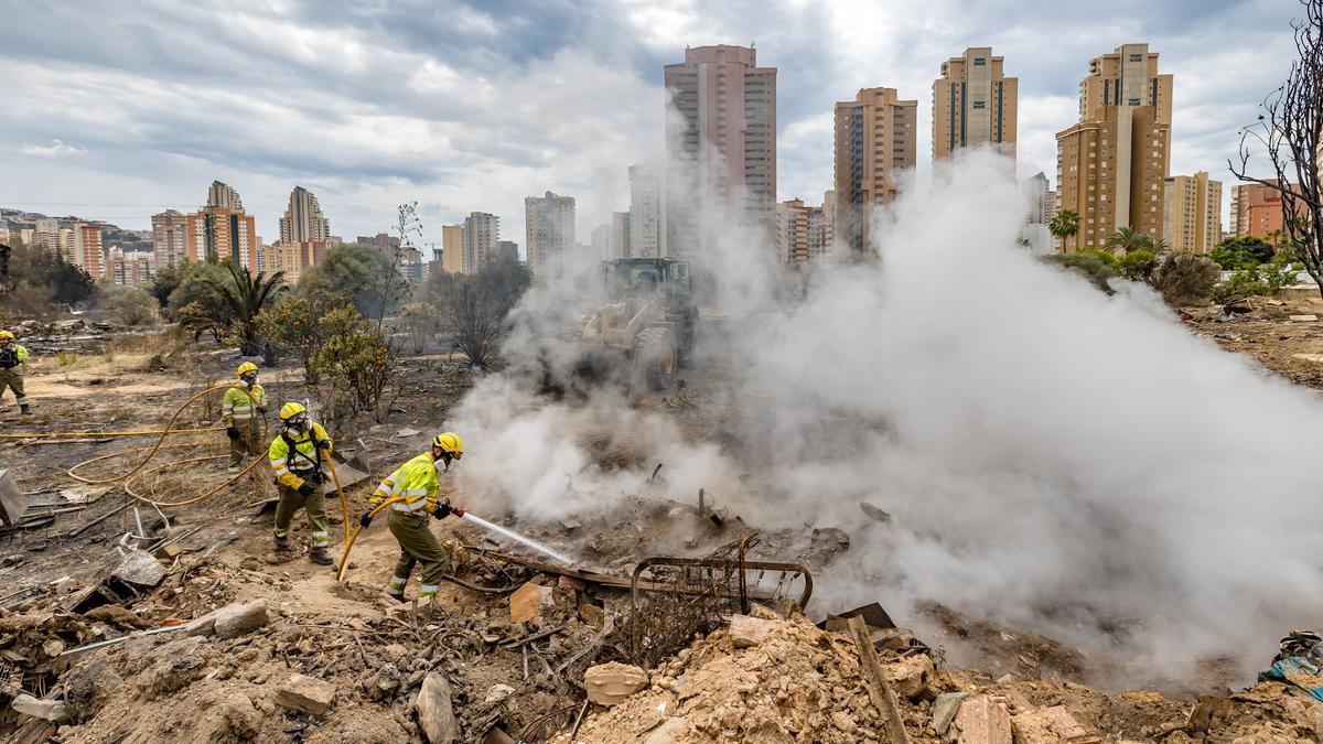 Continúan las labores de extinción del incendio de Benidorm en Armanello