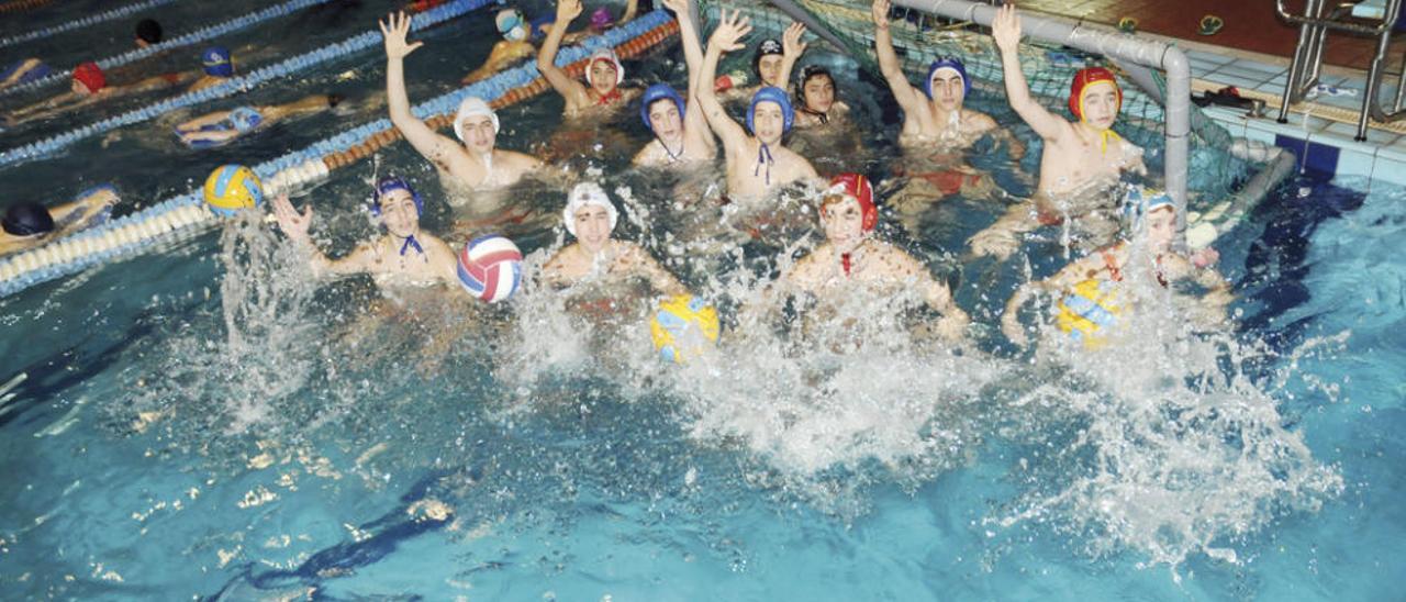 Los componentes del equipo vigués en la emblemática piscina del Náutico. E.A.