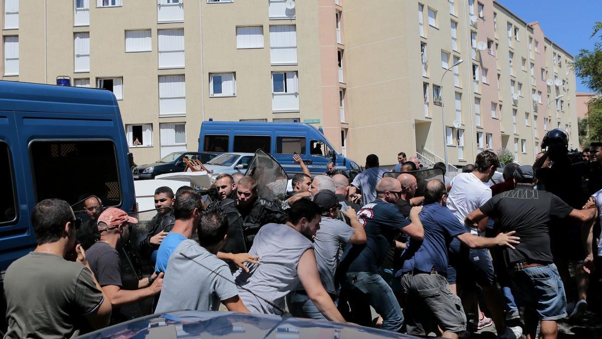 La policía de Córcega intenta evitar que los manifestantes entren en el barrio de Lupino, lugar donde habita una importante comunidad magrebí.