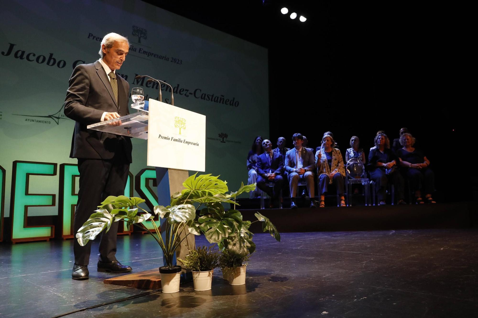 Entrega del premio "Familia Empresaria" a la familia Cosmen Menéndez-Castañedo