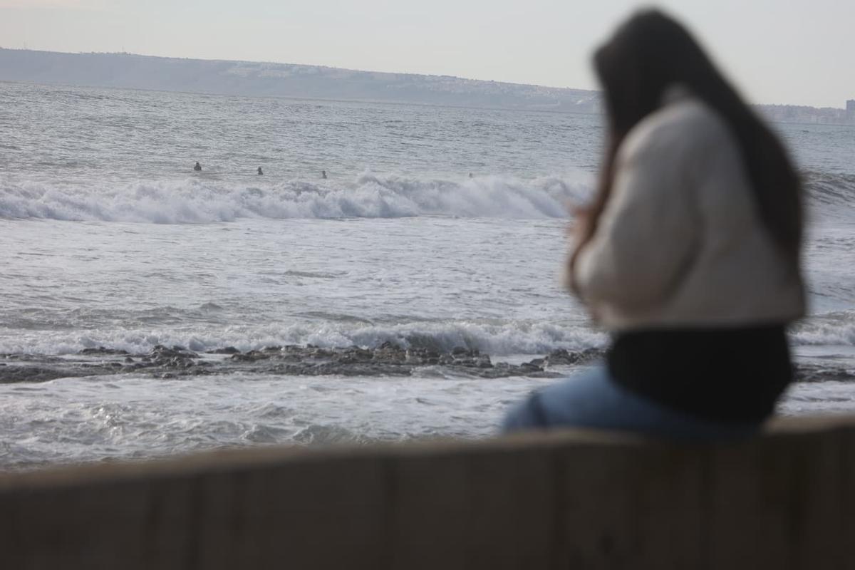 El temporal reúne a surfistas en busca de las mejores olas en la Caleta
