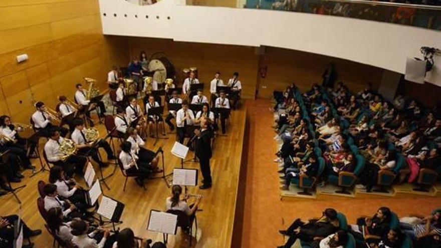 La música toca a los estudiantes en Torrevieja