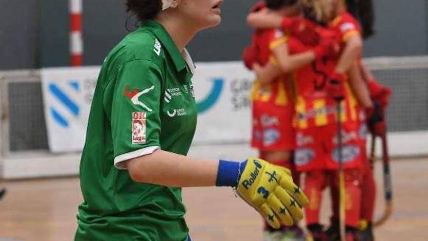 Alejandra se lamenta mientras el Manlleu celebra un gol.