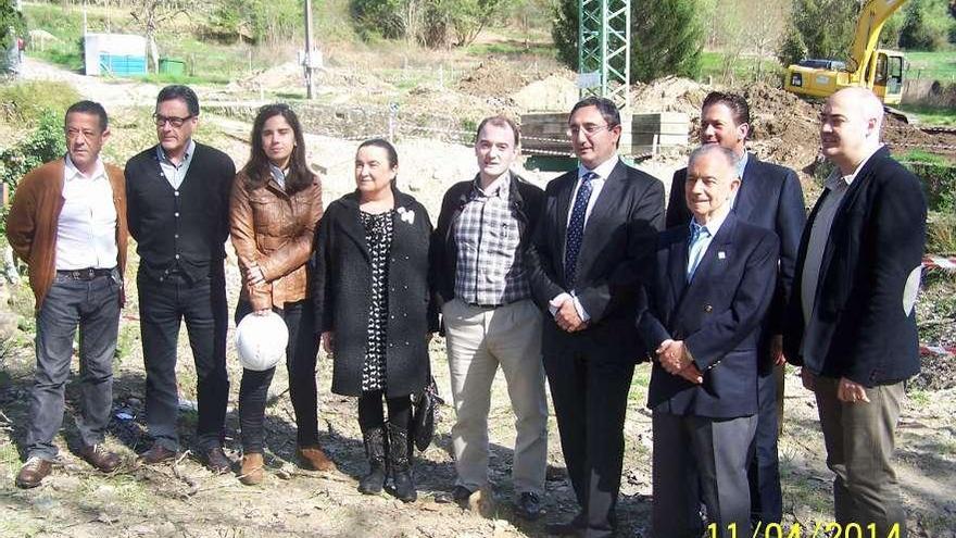 Propietarios del nuevo balneario, alcalde, concejales, entre otros, en el lugar de las obras  //  L.F.