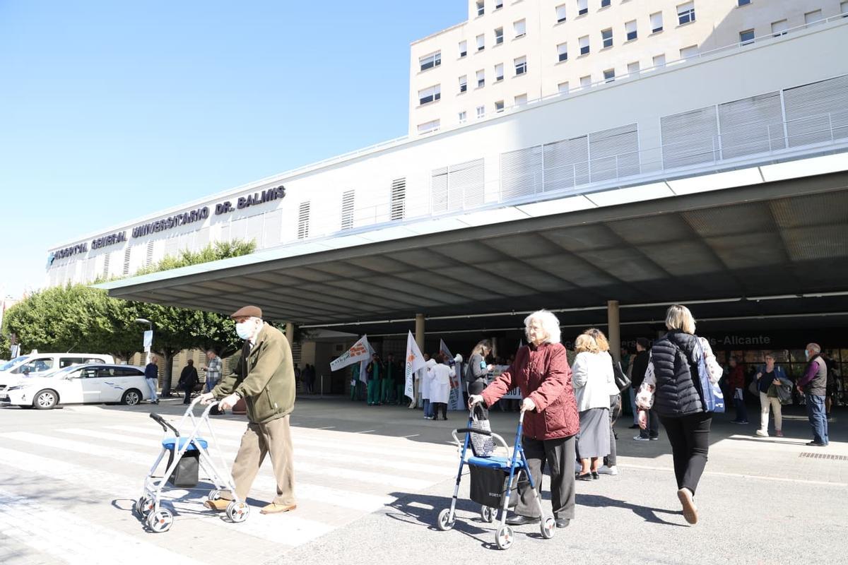 Concentración con motivo de la nueva huelga de médicos ante el Hospital General de Alicante
