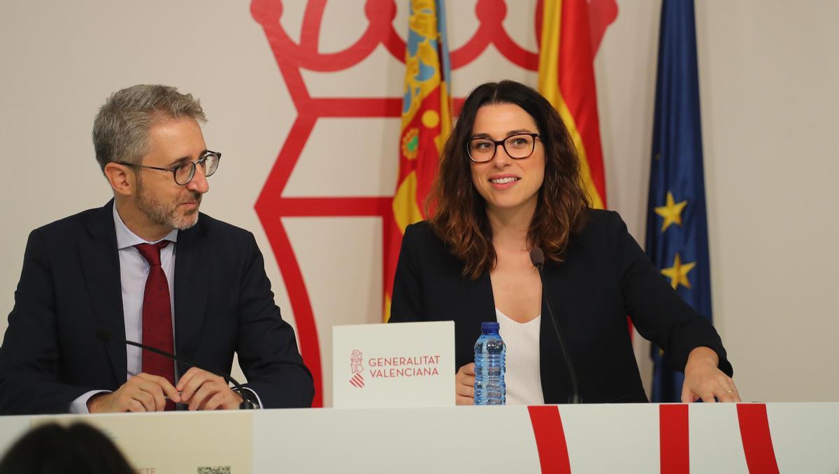 El conseller de Hacienda Arcadi España (PSPV) y la vicepresidenta y consellera de Igualdad Aitana Mas (Compromís) durante la presentación de los presupuestos de 2023