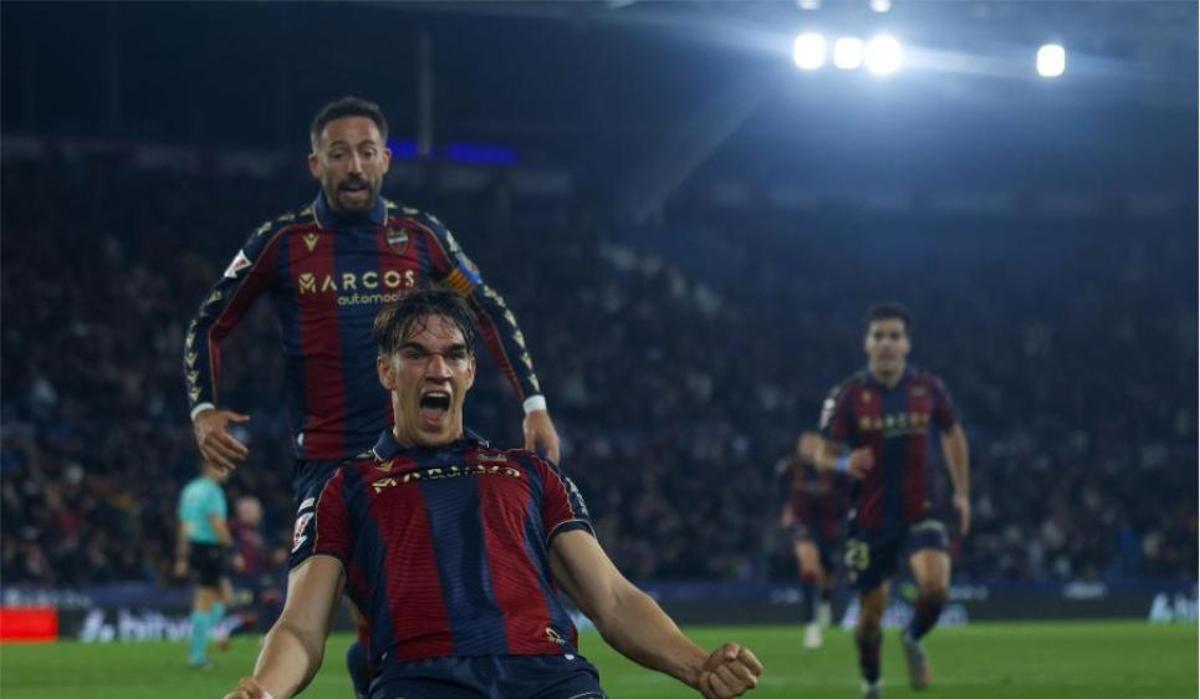 Carlos Espí celebrando su gol en el descuento ante el Alavés