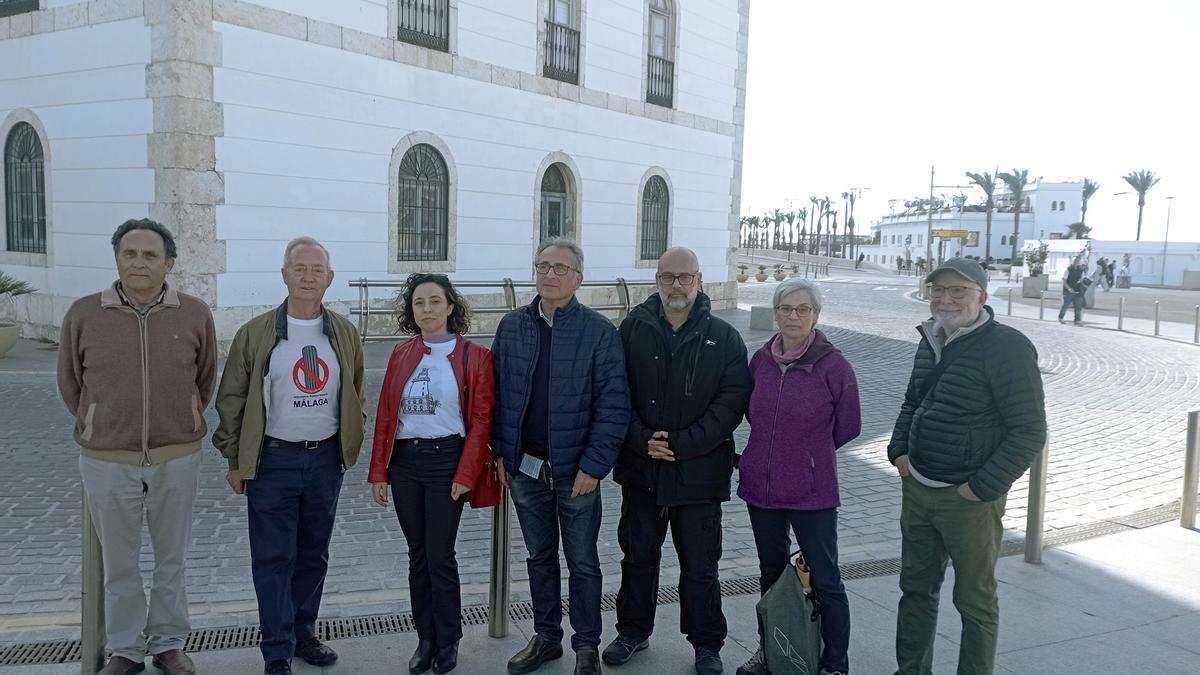 Miembros de la Plataforma ciudadana Defendamos Nuestro Horizonte, el pasado lunes junto a la Farola.
