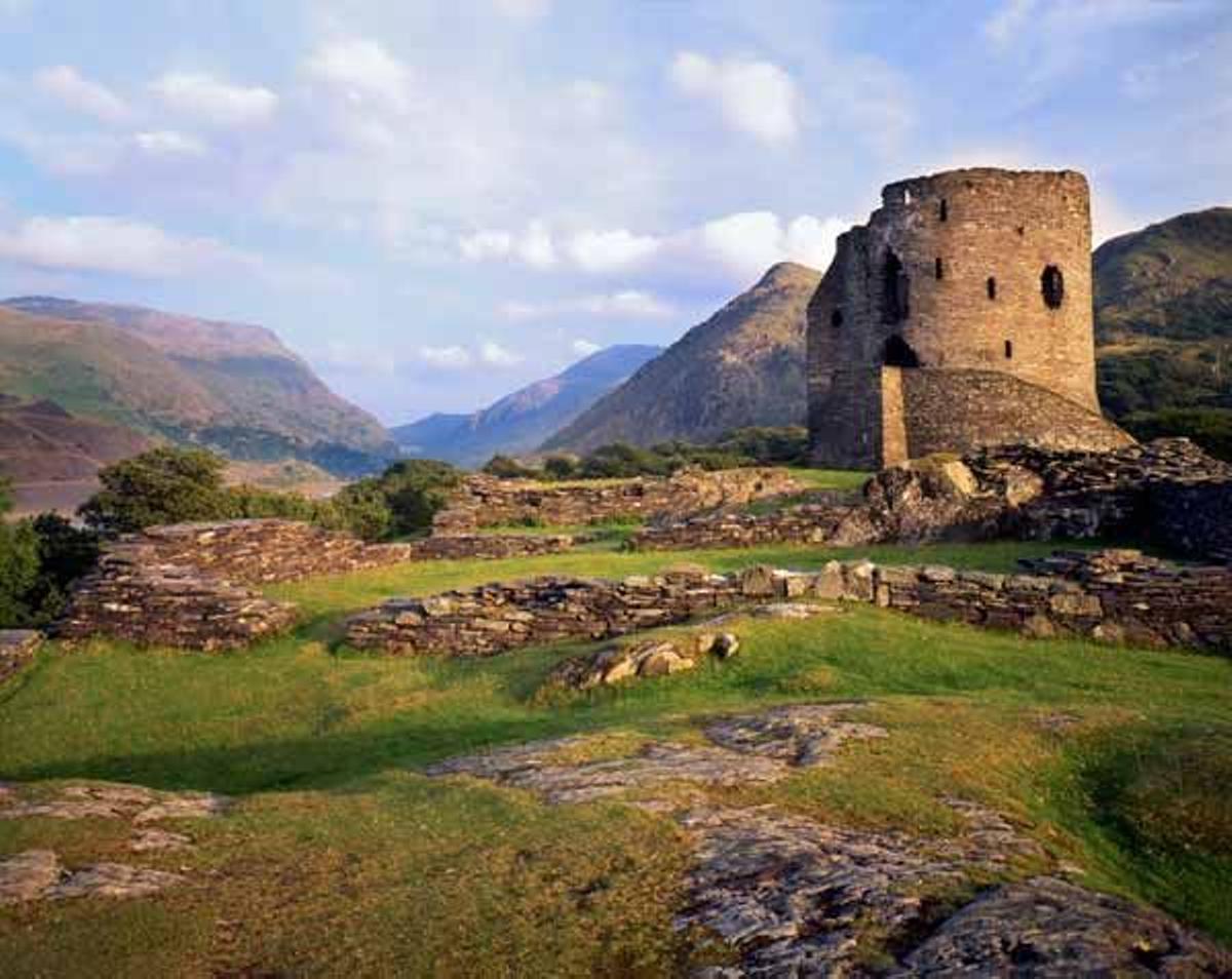 Ruinas del castillo de Dolbadarn, construido por la princesa de Gwynedd en el siglo XIII.