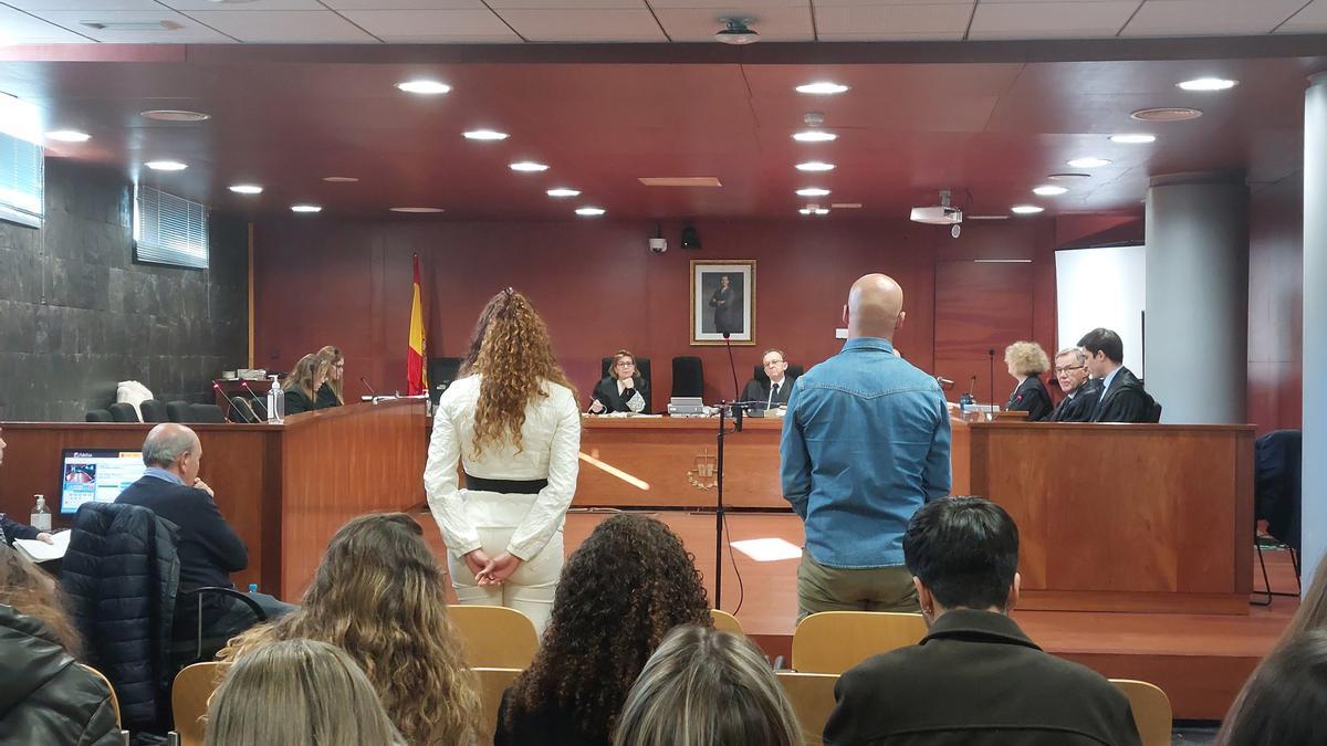 Die verurteilten Weindiebe von Cáceres vor Gericht.