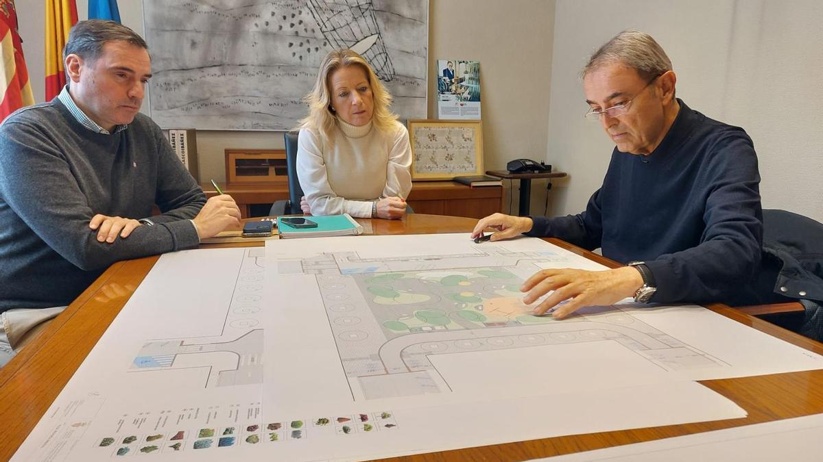 Bartual y Garrido revisan uno de los proyectos de reurbanización que se van a desarrollar en Xirivella.