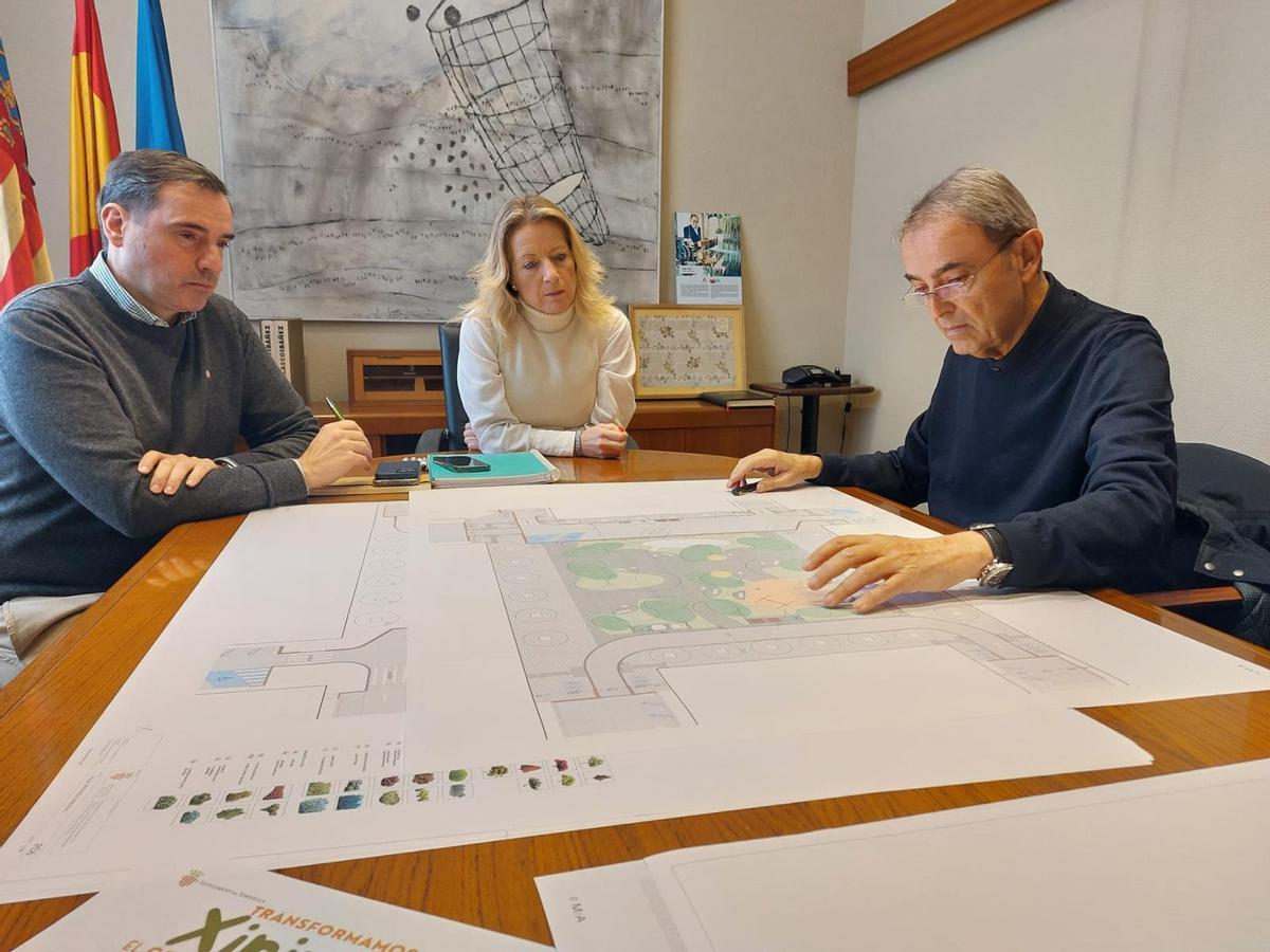 Bartual y Garrido revisan uno de los proyectos de reurbanización que se van a desarrollar en Xirivella.