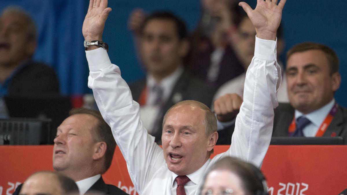 Archivo - El presidente de Rusia, Vladimir Putin, celebra una medalla de oro conseguida por un atleta ruso en los Juegos Olímpicos de Londres 2012