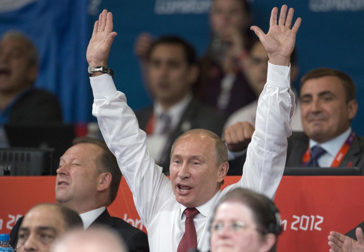 Archivo - El presidente de Rusia, Vladimir Putin, celebra una medalla de oro conseguida por un atleta ruso en los Juegos Olímpicos de Londres 2012