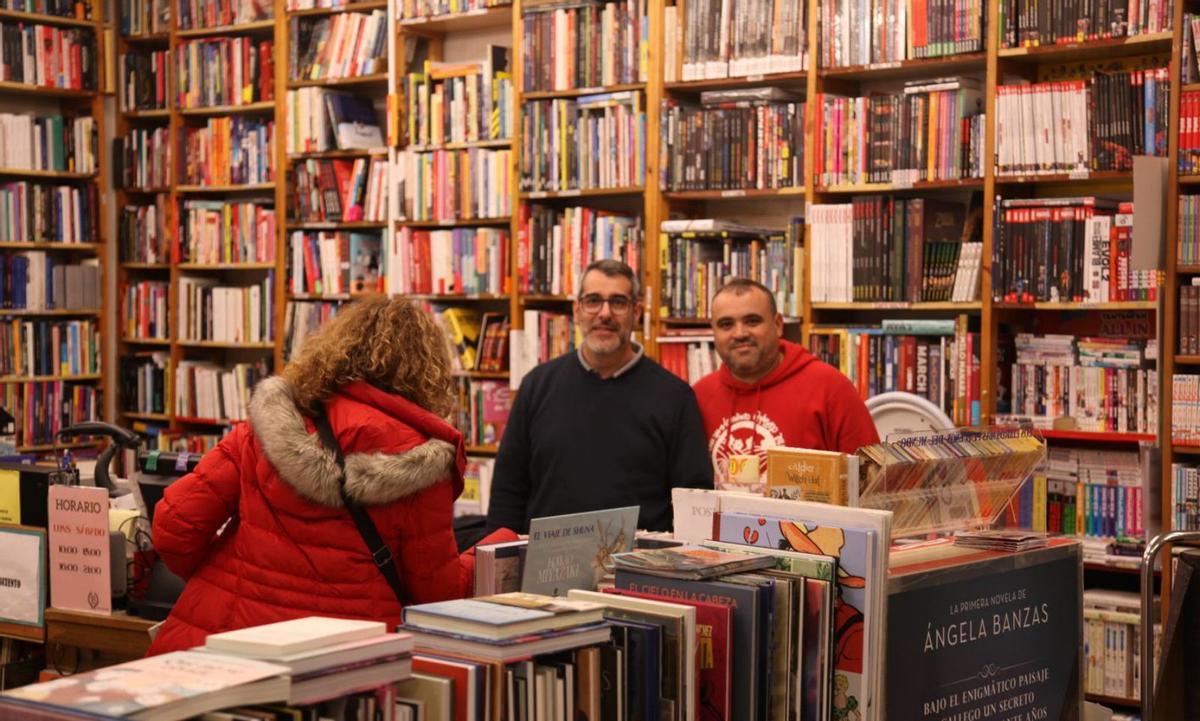 Víctor Castro y Jacobo Ucha, parte del equipo que trabaja en la librería Follas Novas / JESÚS PRIETO