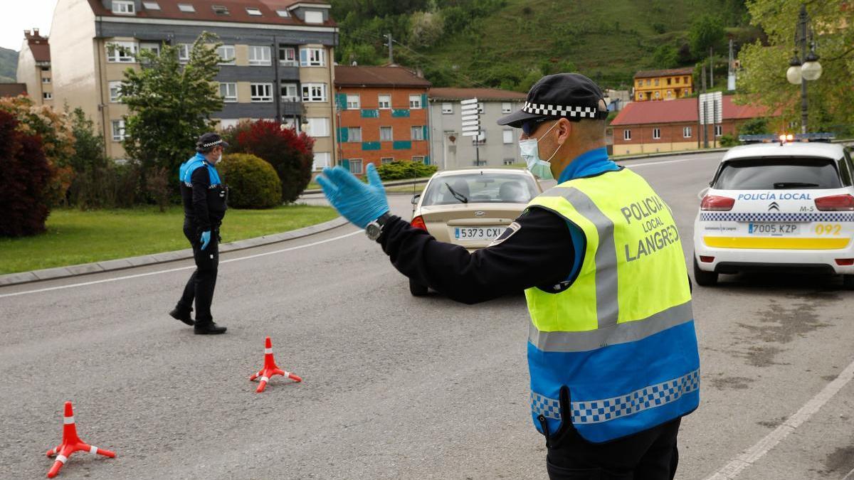 Agentes de la Policía Local de Langreo en un control.