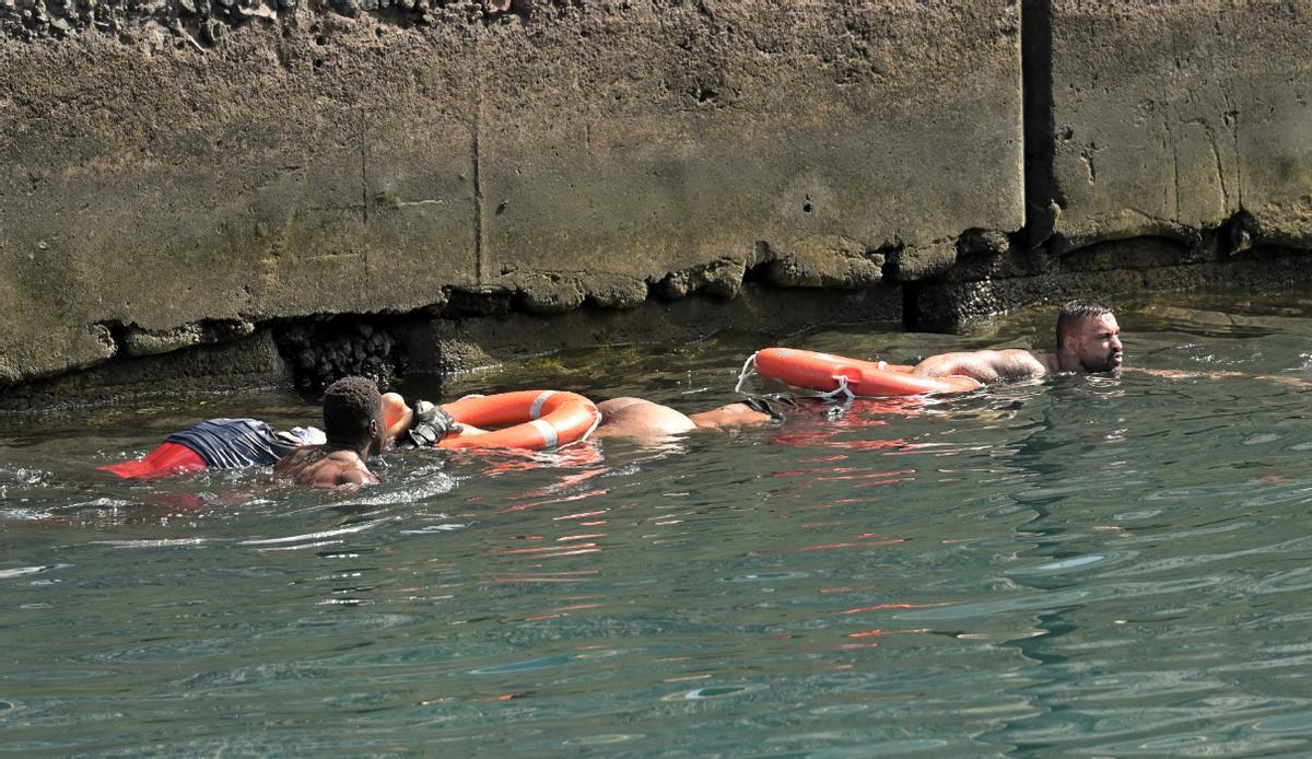 Rescate tras volcar un cayuco en el puerto de La Restinga