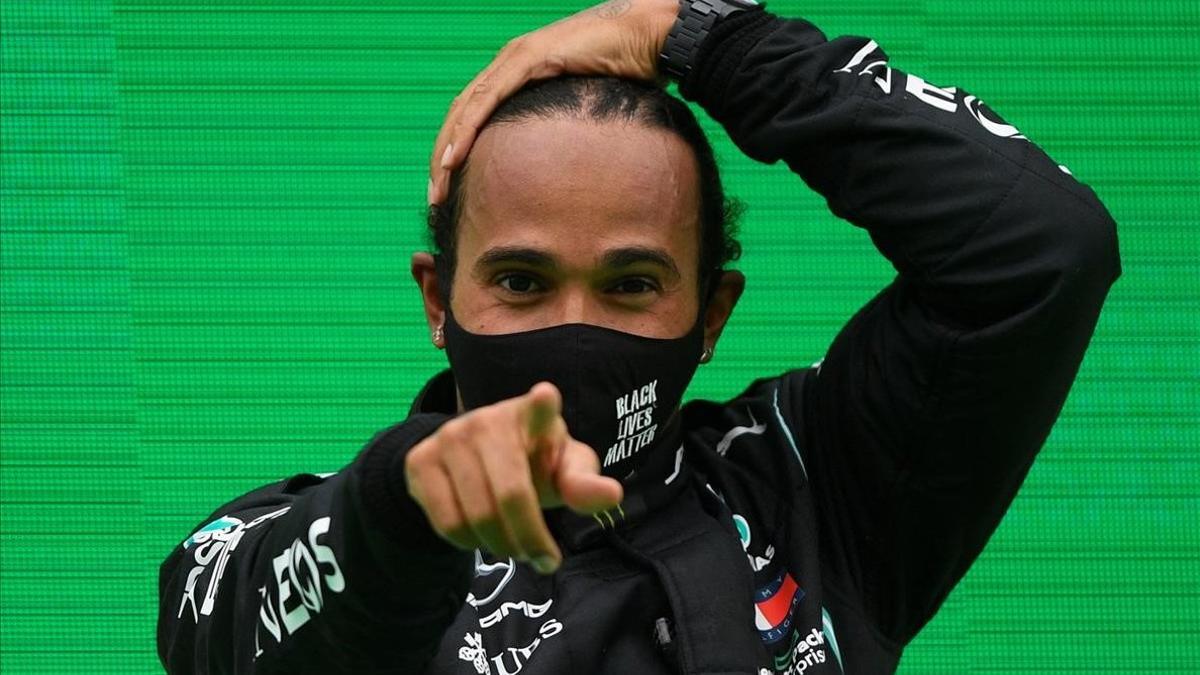 Hamilton celebra en el podio su reciente victoria en el Gran Premio de Portugal
