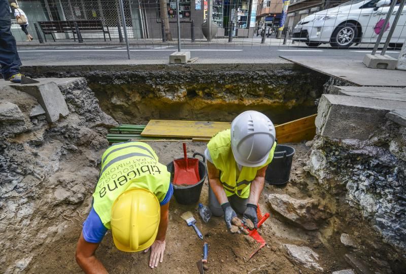 28/08/2018 LAS PALMAS DE GRAN CANARIA. Excavación con restos humanos en la calle Juan Rejón. FOTO: J. PÉREZ CURBELO  | 28/08/2018 | Fotógrafo: José Pérez Curbelo