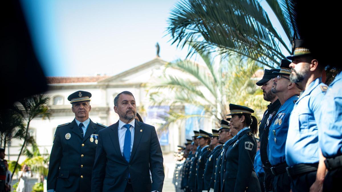El comisario de la Policía local, a la izquierda, junto al alcalde de Santa Cruz.