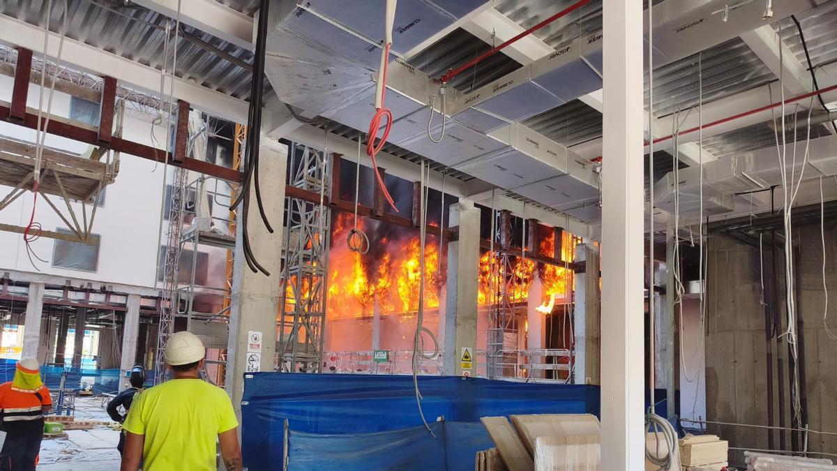 Tres heridos en Sevilla por el incendio en las obras del nuevo hotel de la Antigua Fábrica de Tabacos de Los Remedios