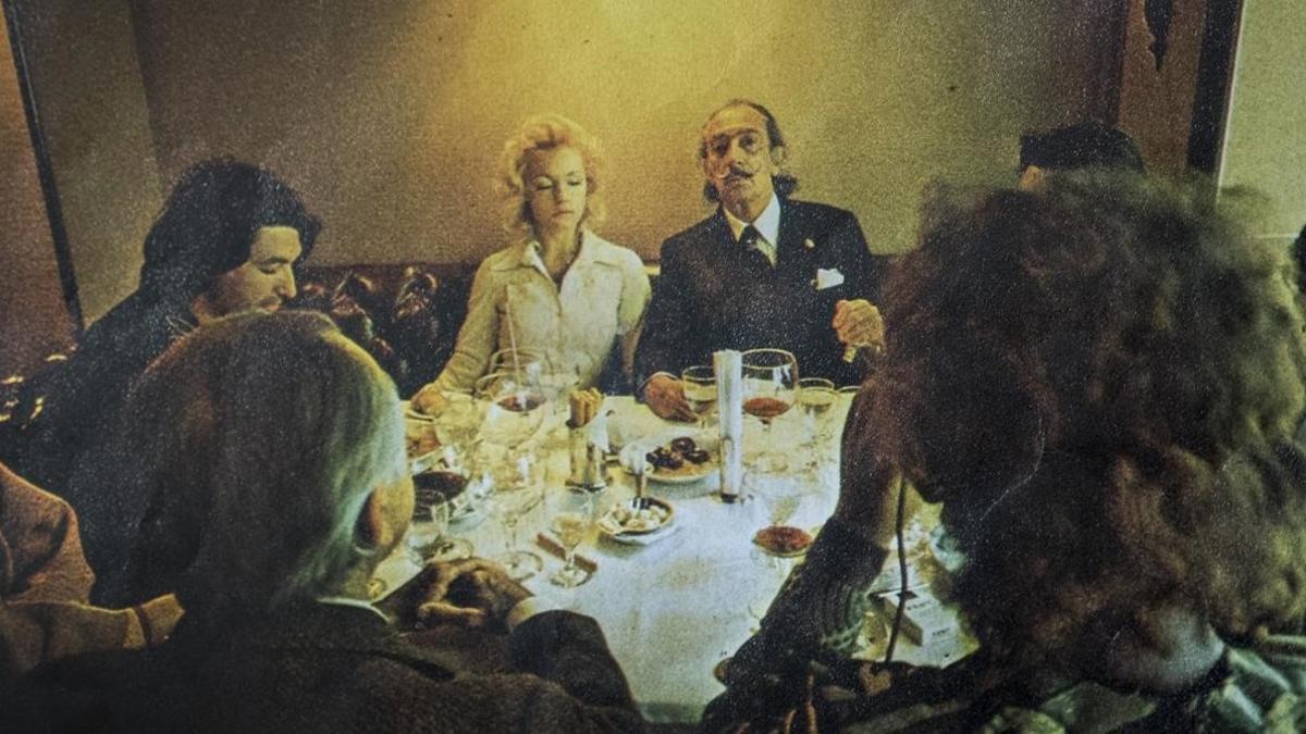 Salvador Dalí con su séquito.