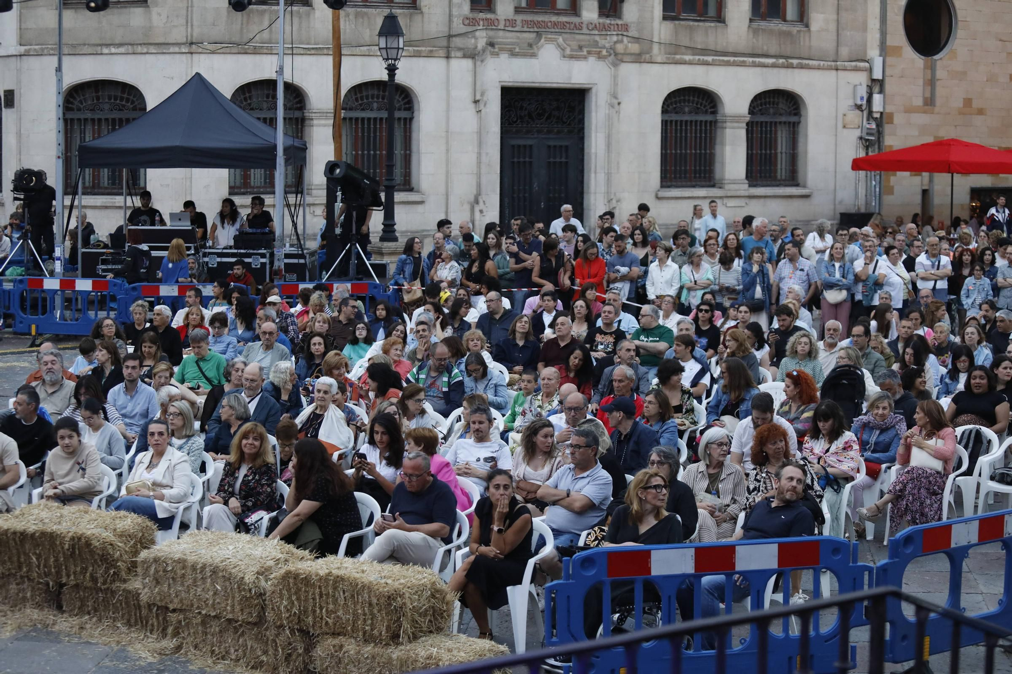 IMÁGENES: Recreacion de "El primer peregrino" en la plaza de la Catedral de Oviedo