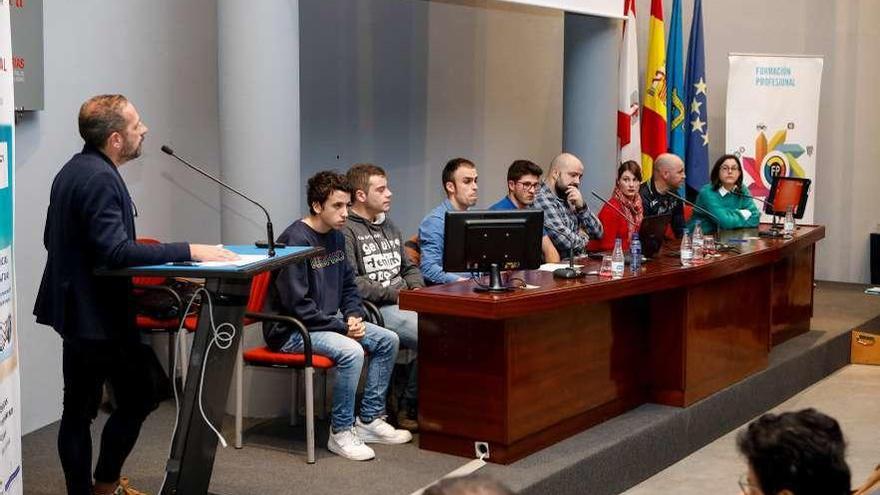 Mesa redonda con alumnos de la FP dual en la jornada de ayer.