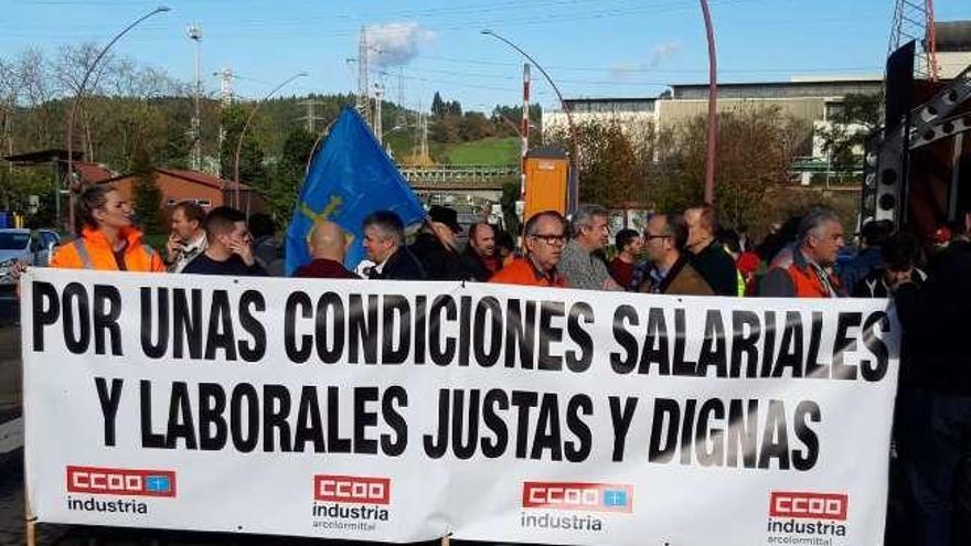 Concentración ayer de CC OO. En primer término, Damián Manzano (segundo por la derecha) y José Manuel Castro (tercero), secretario general del sindicato en Arcelor.