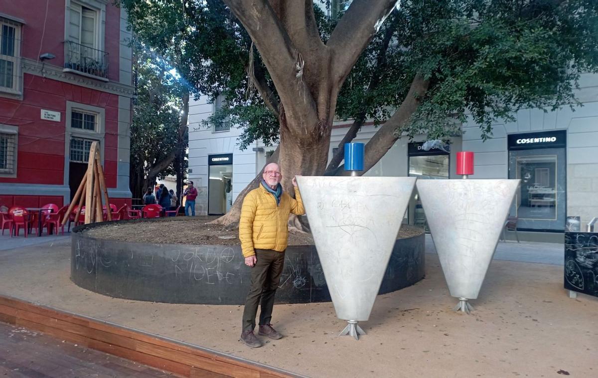 El dirigente vecinal Vicente Navas, con uno de los instrumentos musicales de la plaza. | A.V.