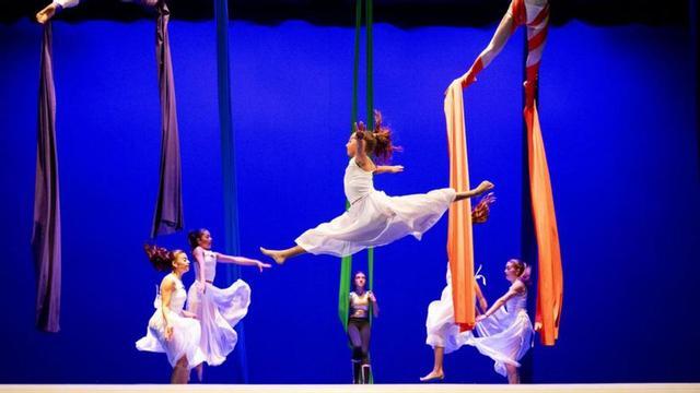 Espectacle de circ  i  acrobàcies al Teatre Jardí.