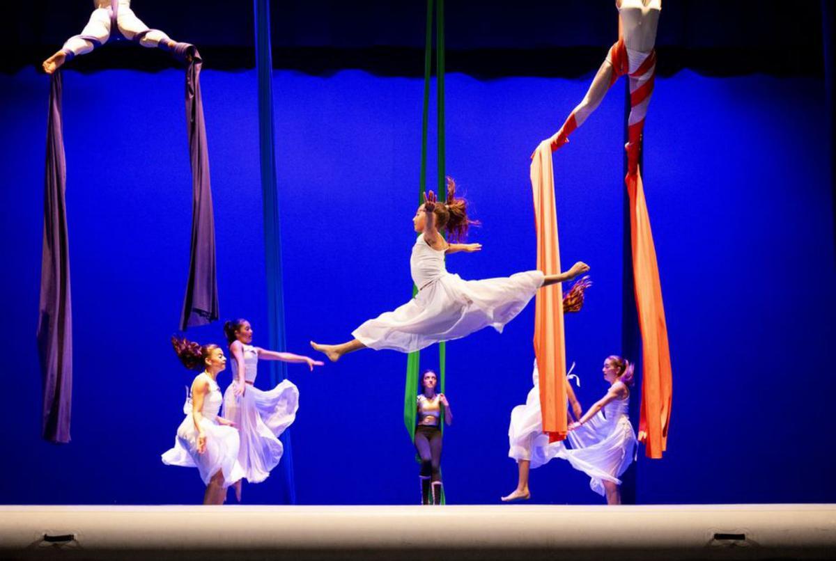 Espectacle de circ  i  acrobàcies al Teatre Jardí.