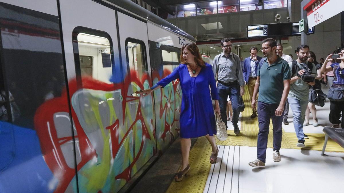 La presidenta Francina Armengol durante una visita al metro de Palma