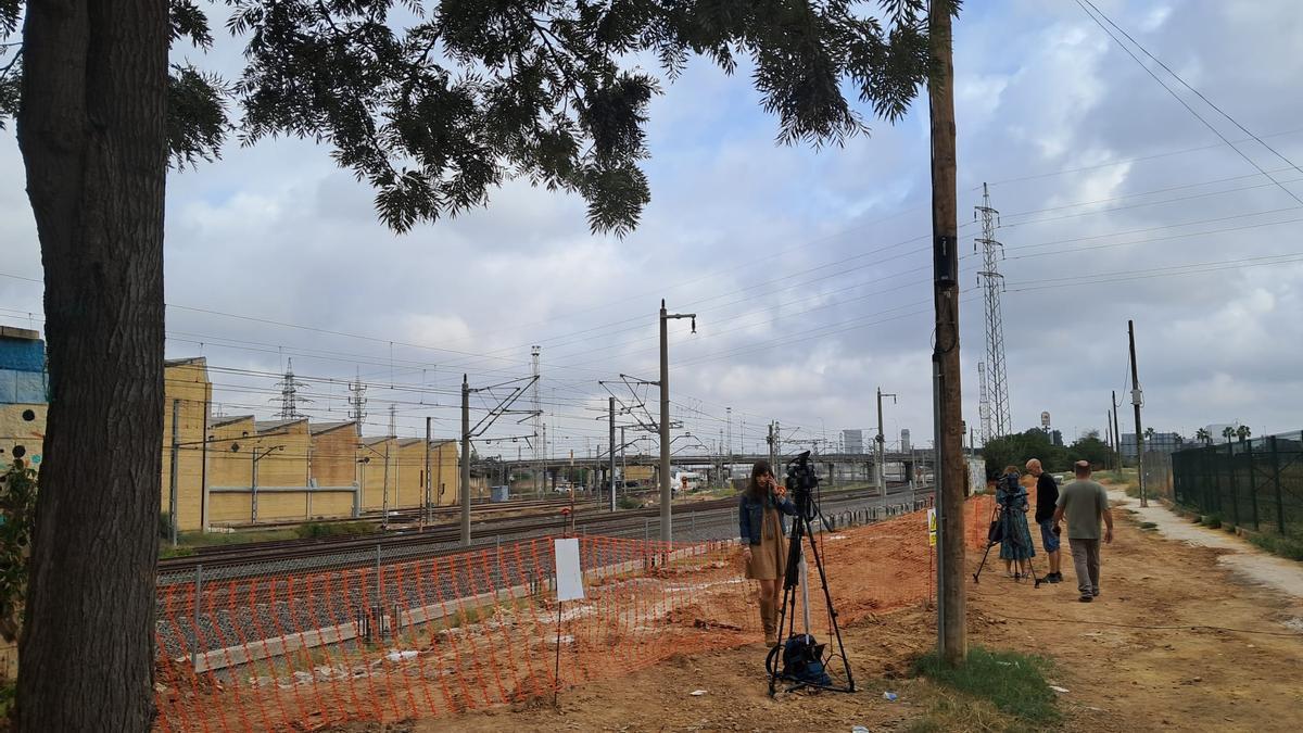 Cámaras de televisión junto a las vías dle tren en Santa Justa, en Sevilla.