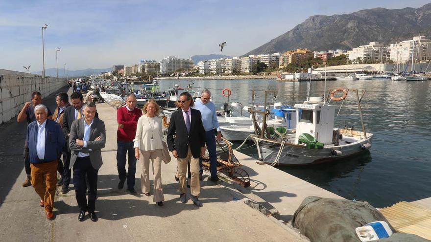 El director gerente de la Agencia Pública de Puertos de Andalucía recorrió La Bajadilla con la alcaldesa.