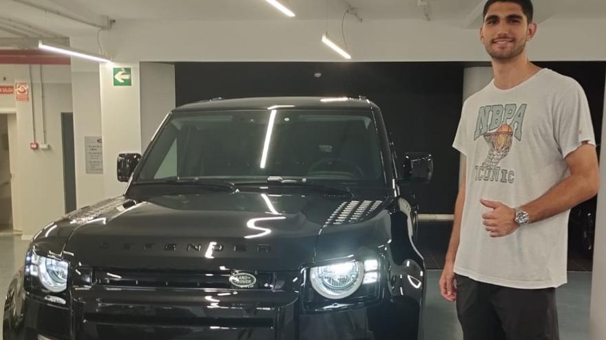 El jugador Santi Aldama vuelve a su isla natal y la recorre en un Land Rover Defender del Grupo Canaauto